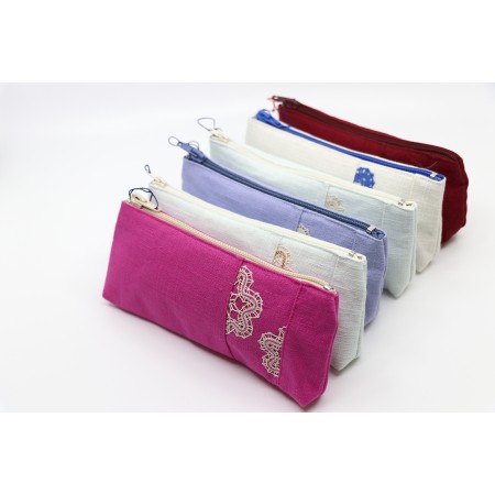 Toiletry bag with lace 