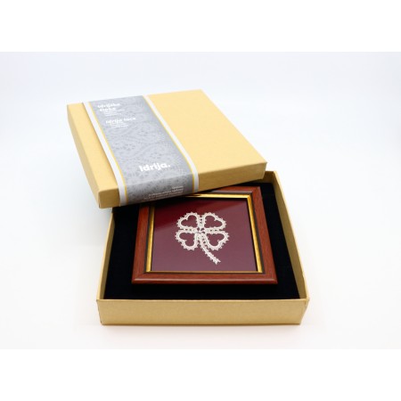 Klekljana čipka v okviru Deteljica