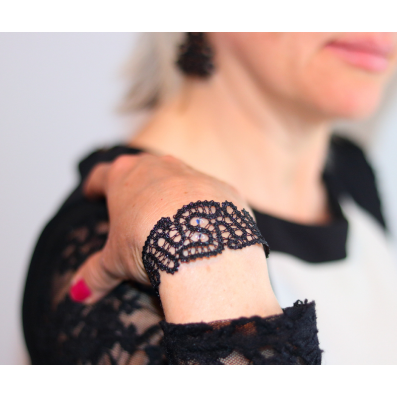 Klekljana zapestnica črna