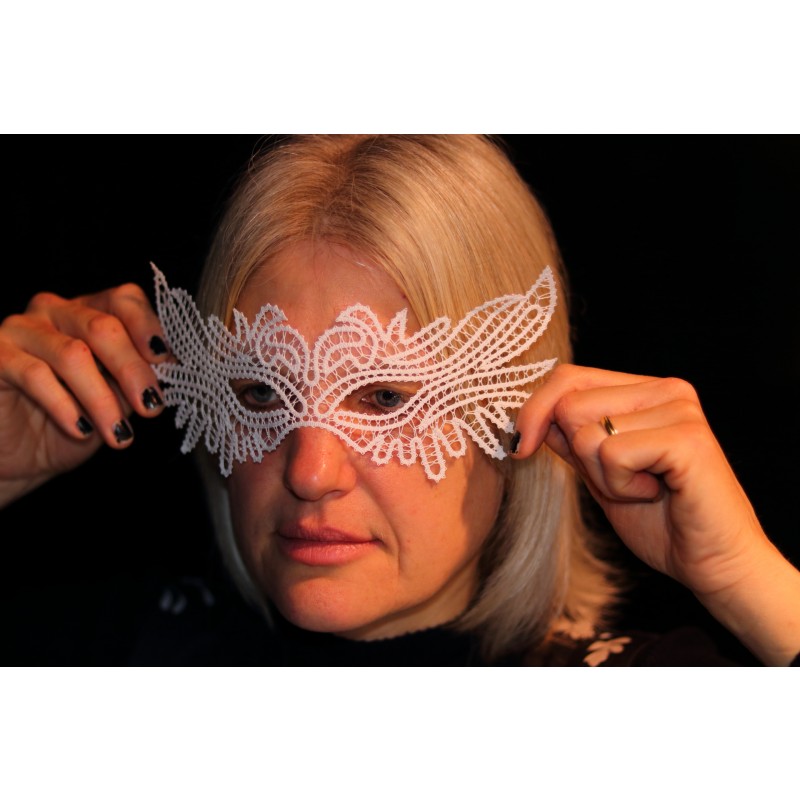 Pustna maska 2 bele barve