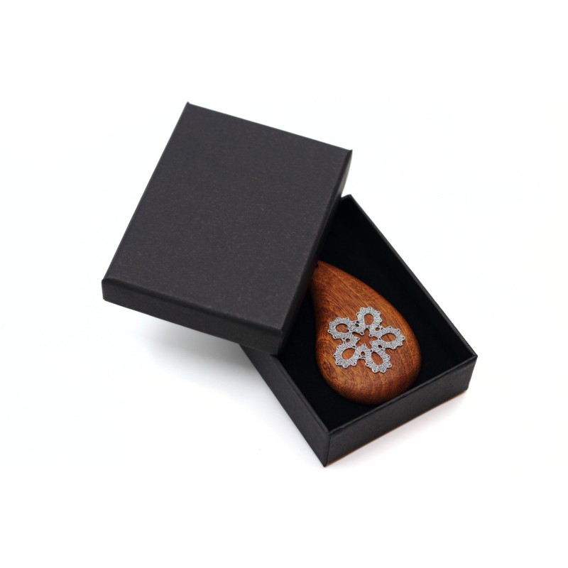 Lesen obesek s čipko - velik